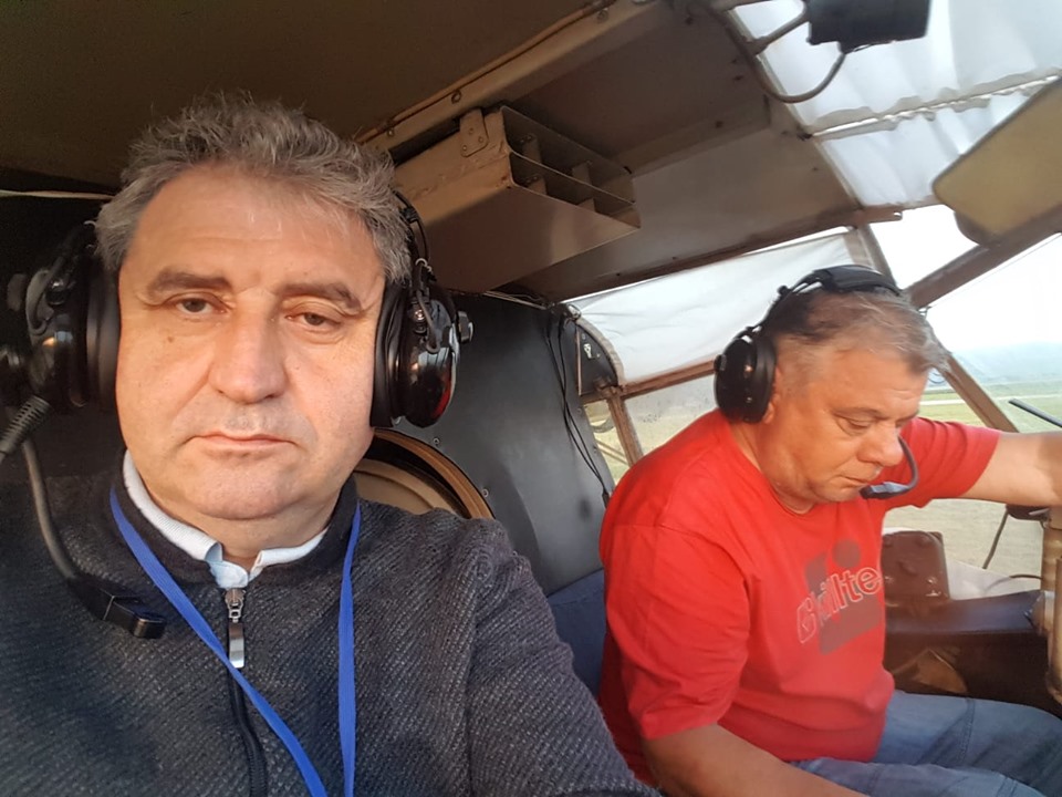 Primarul Comunei Hemeiuș, Constantin Sava, copilot în avionul care stropește cu insecticid.