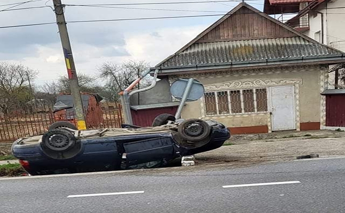 Accident rutier în comuna Traian. Un autoturism a intrat într-un podeț betonat, după care s-a răsturnat într-un șanț