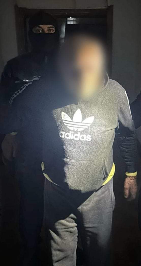 Un bunic în vârstă de 72 de ani, prins de jandarmi cu substanțe interzise, în scara blocului